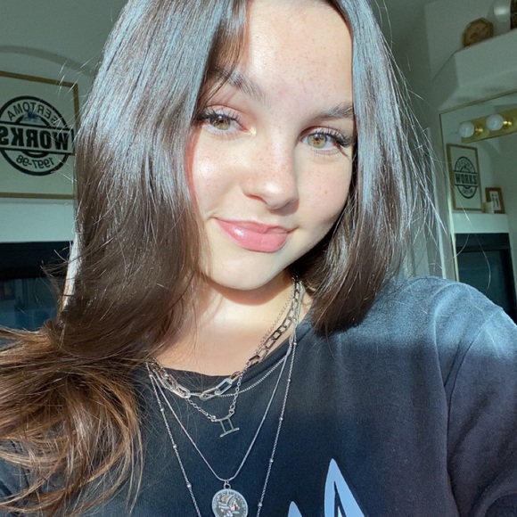 Meet your Posher, Lauren - Picture 1 of 4